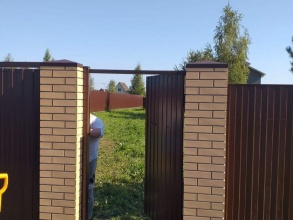 Забор из профнастила с кирпичными столбами 25 метров